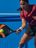 Frau in CRIVIT-Sportbekleidung beim Padel auf einem blauen Platz