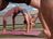 Groep beoefent yoga buiten op roze matten in CRIVIT-sportkleding