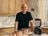 Andre Agassi steht hinter dem Hochleistungsmixer der Signature Edition, Kupfer-Kochgeschirr, Damaststahlmessern und einem Eichenholz-Schneideblock, arrangiert auf einer Küchenarbeitsplatte.
