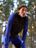 Expert Tim in zwarte en blauwe CRIVIT-hardloopkleding neemt een pauze in het bos.