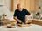 Andre Agassi schneidet mit den Damaststahlmessern der Signature Edition verschiedene ein Steak in seiner Küche.