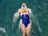 Una mujer con un bañador azul de CRIVIT nada en el agua