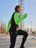 Expert Tim aan het touwtjespringen in zwarte en neongroene CRIVIT-hardloopkleding.