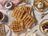Goldene belgische Waffeln, frisch auf Tellern serviert.
