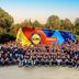 El equipo ciclista Lidl-Trek posa al aire libre junto al autobús del equipo con los logotipos de Lidl y Trek