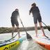 Mann und Frau auf einem CRIVIT SUP-Board im Wasser
