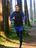 Expert Tim jogt in zwarte en blauwe CRIVIT-hardloopkleding door een bos.