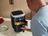 Andre Agassi gebruikt een SILVERCREST-airfryer om in een moderne keuken knapperige aardappelblokjes te bereiden.