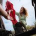 Femme en veste outdoor CRIVIT tendant du matériel depuis une tente